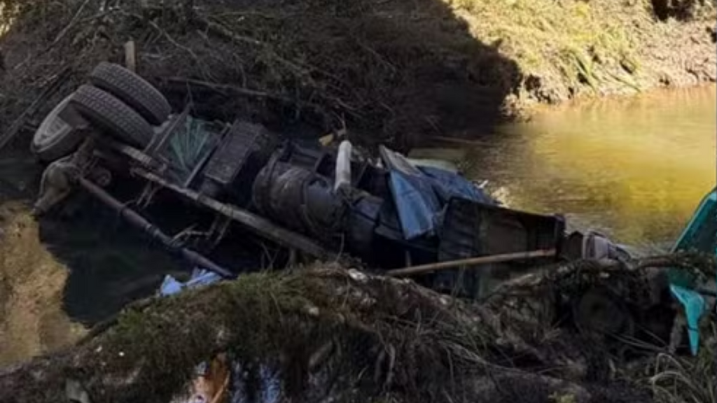 Foto: CBMSC - Idoso morre em acidente após caminhão cair de ponte na SC-114