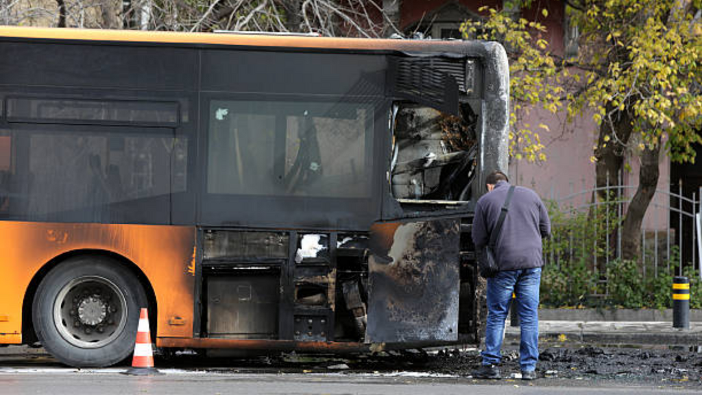 Imagem iStock - Ônibus com jovens atletas de natação é destruído por incêndio em SC