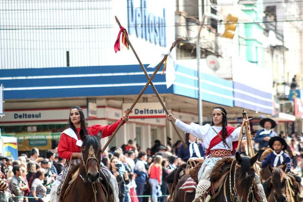 Desfile de cavalarianos mobiliza entidades e tradicionalistas de Bagé