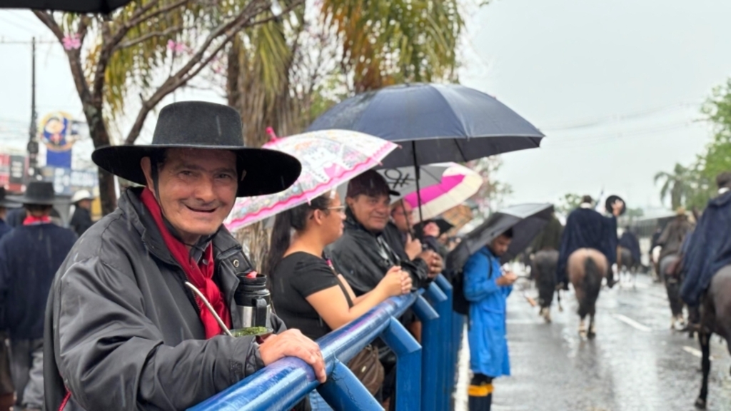 Uruguaiana celebra o 20 de Setembro com desfile abaixo de chuva