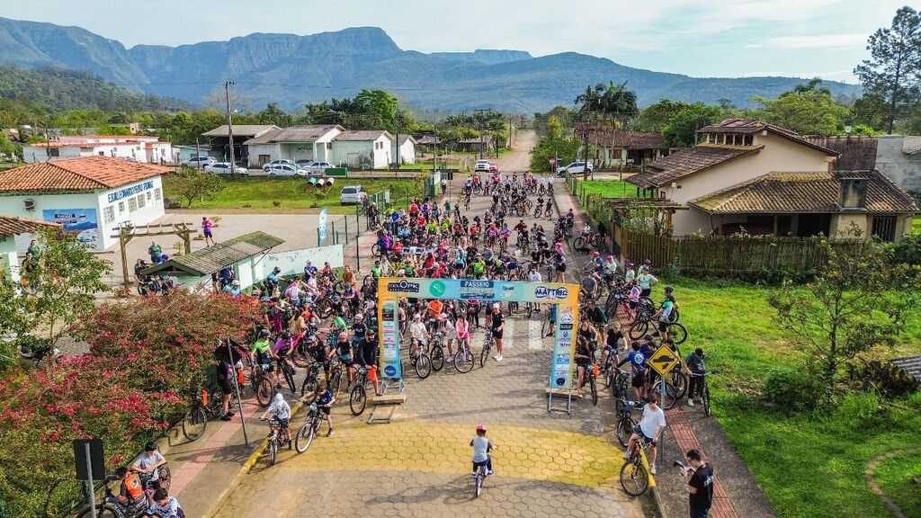 MAIS DE 250 PESSOAS PARTICIPAM DO 2º PASSEIO CICLÍSTICO DA E.B.M. LEONARDO PEDRO THOMAZ