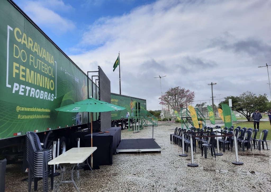 Carretas da Caravana do Futebol Feminino Petrobras são instaladas no Parque da Prefeitura, em Criciúma