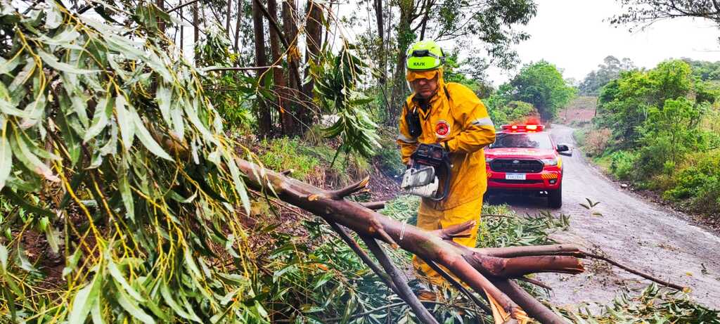 Bombeiros do CBMSC atuam em mais de 150 ocorrências após fortes chuvas em Santa Catarina