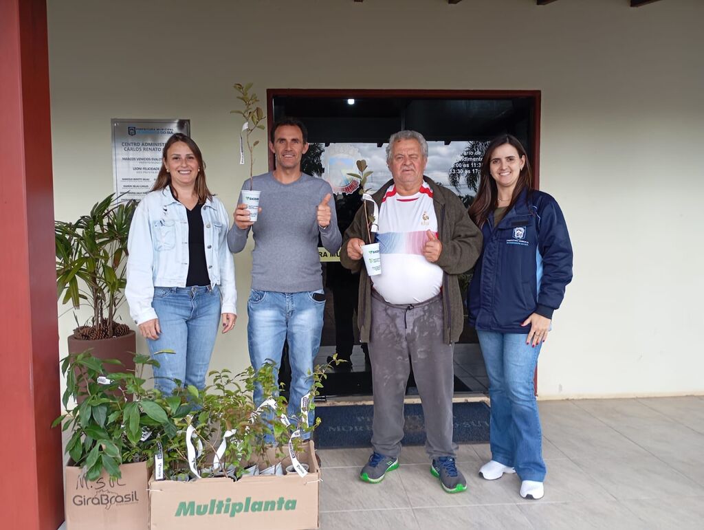 ENTREGA DE MUDAS NATIVAS SÃO REALIZADAS EM MORRINHOS DO SUL