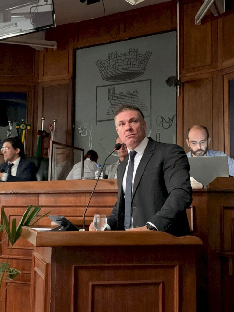 Justiça condena ex-prefeito por nomeação de funcionária fantasma