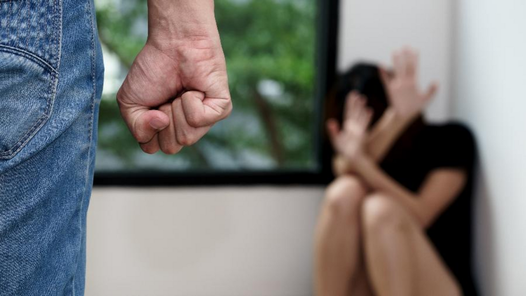 Imagem Reprodução Internet - Homem é preso por violência doméstica após agredir e ameaçar companheira em Imbituba