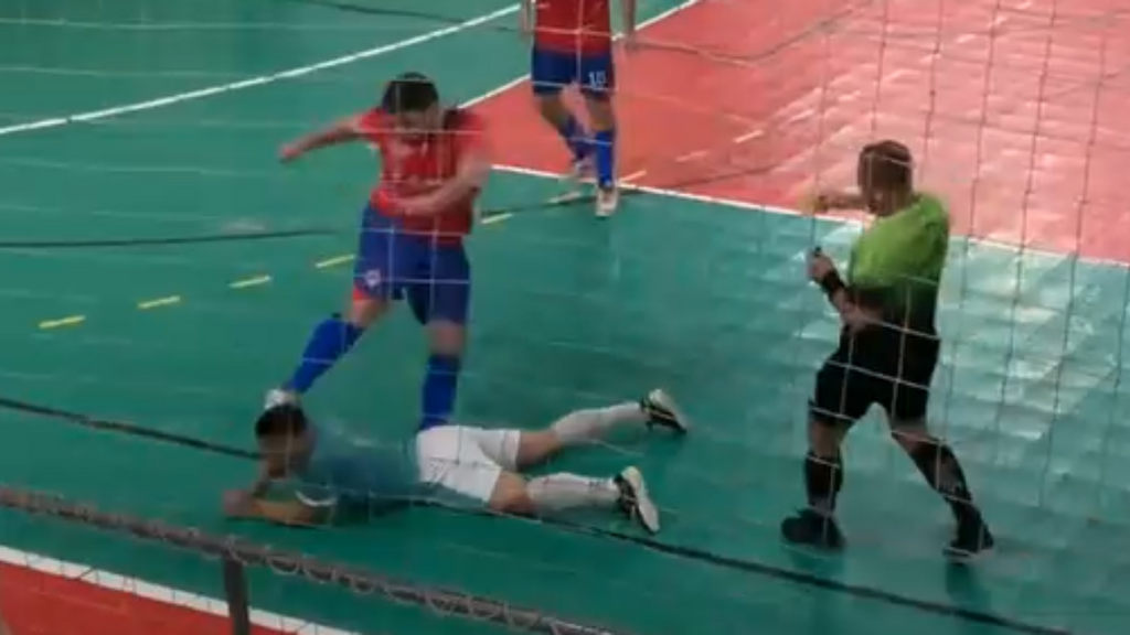 Imagem print vídeo canal Jogo Decisivo - Jogo de futsal termina em agressão e gera revolta entre atletas e torcedores