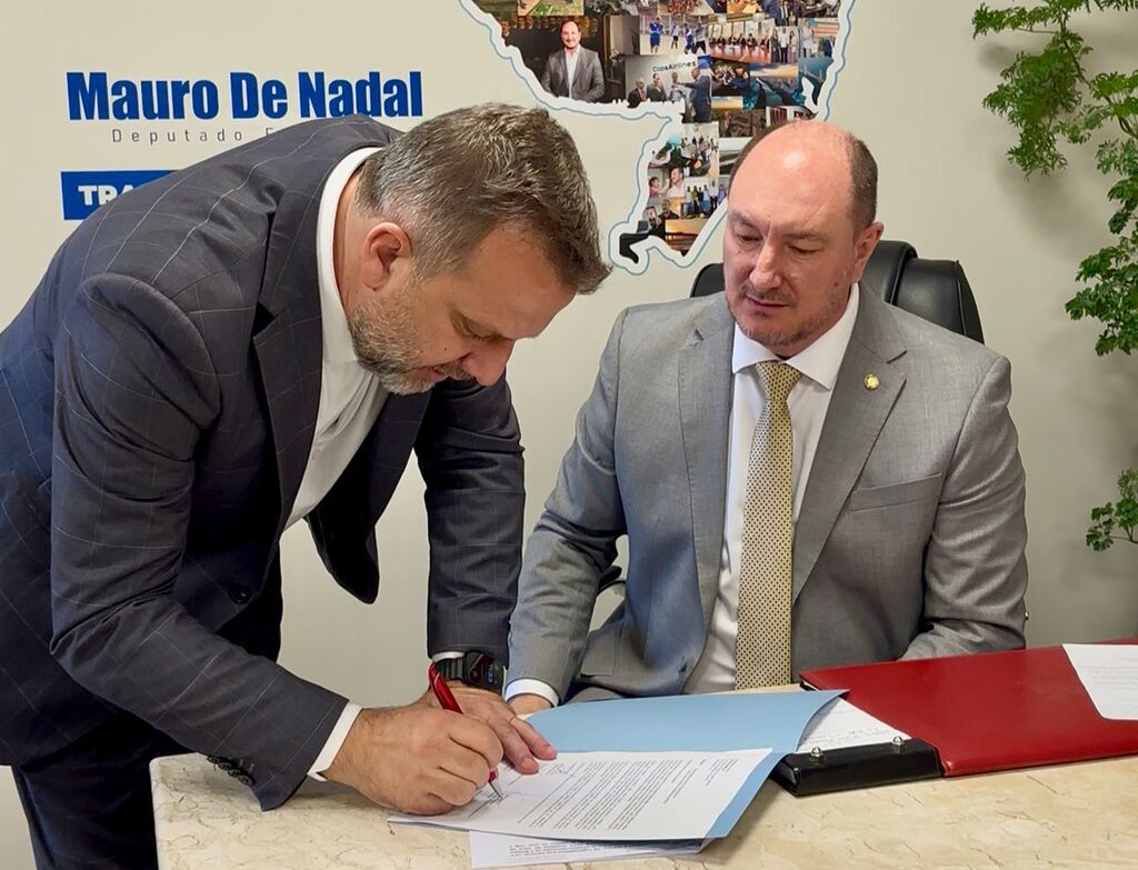 Deputado Mauro De Nadal e secretário Jerry Comper discutem construção de terceira faixa na SC-283