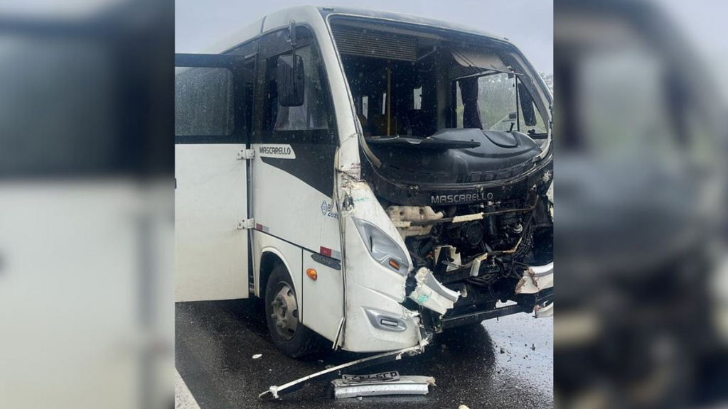 Foto: Reprodução Internet - Acidente entre micro-ônibus da Saúde de Paulo Lopes e caminhão deixa 18 feridos