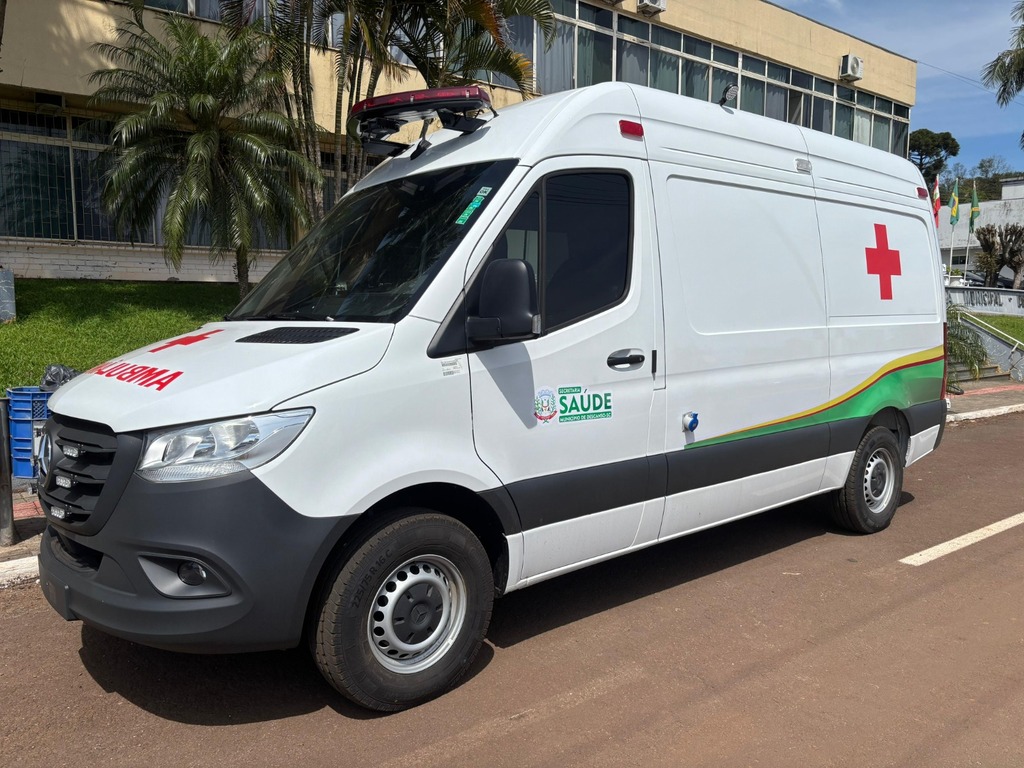 Secretaria Municipal de Saúde recebe nova ambulância