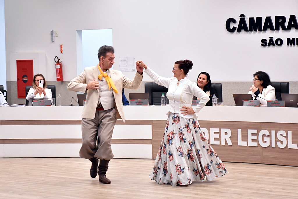 Vereadoras homenageiam professores de dança por conquista em festival nacional