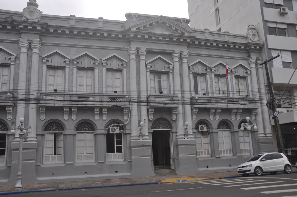 Prefeitura envia à Câmara PLs para assegurar pagamento do 13º salário