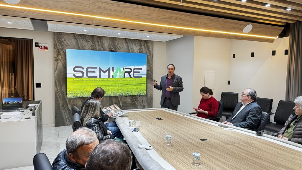  - O professor-doutor Thiago Meneghel apresentou o seminário a empresários da Acil