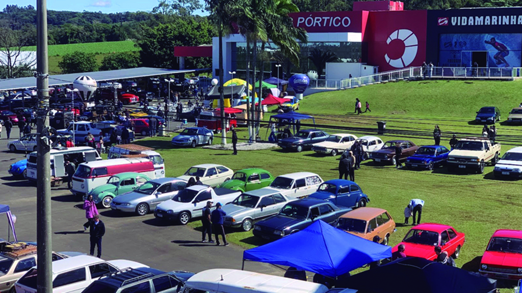 Shopping Pórtico realiza o 9º Encontro de Carros Antigos neste domingo com animação da banda Santo Rock