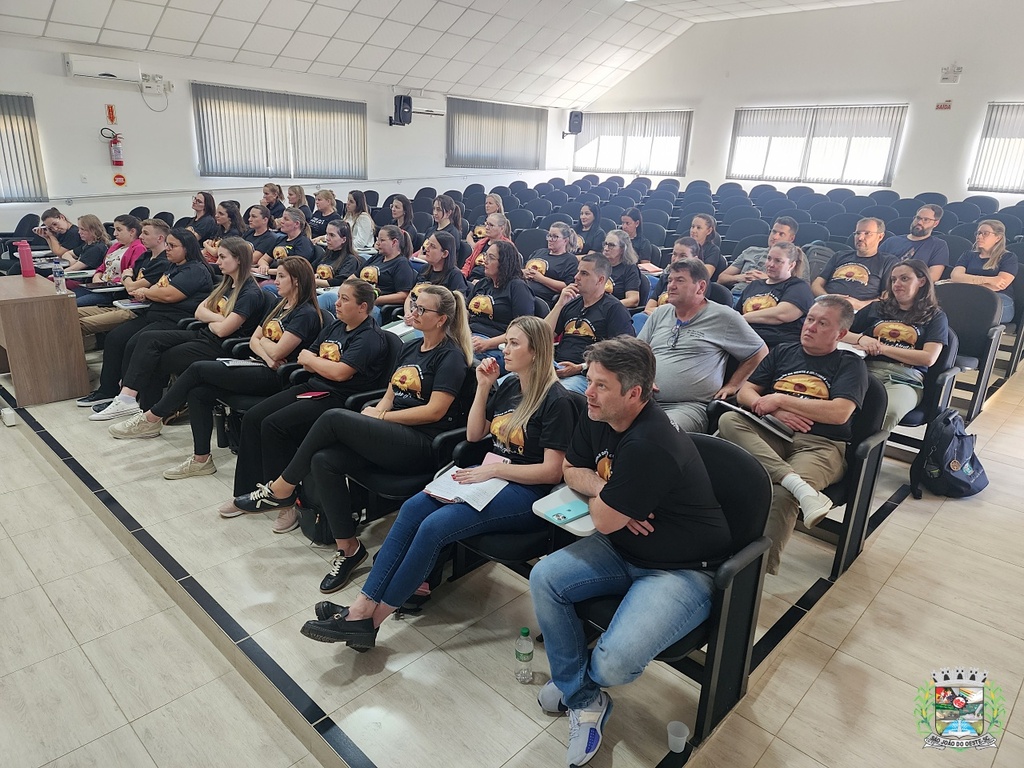 Saúde de São João do Oeste planeja ações com participação da equipe de servidores
