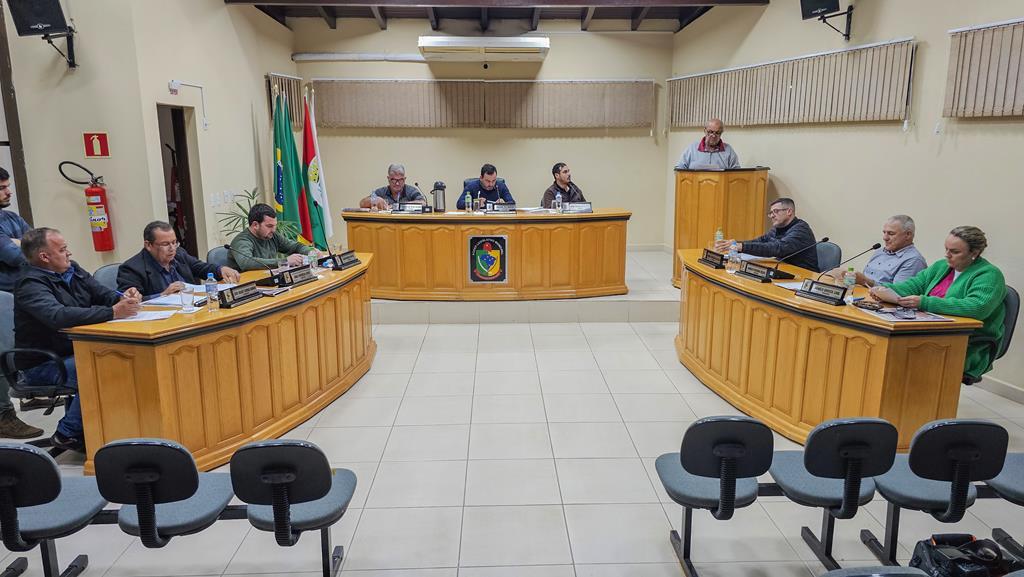 APROVADO EM 1º TURNO O PROJETO QUE REORGANIZA E REESTRUTURA O PLANO DE CARREIRA DOS SERVIDORES DE MAMPITUBA