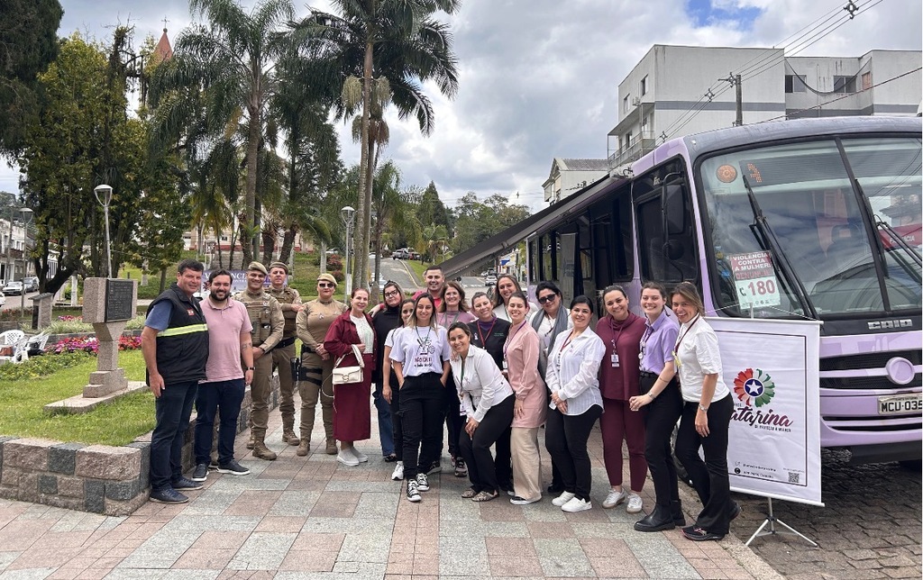 Ônibus Lilás amplia espaço para orientação, saúde e lazer em Urussanga