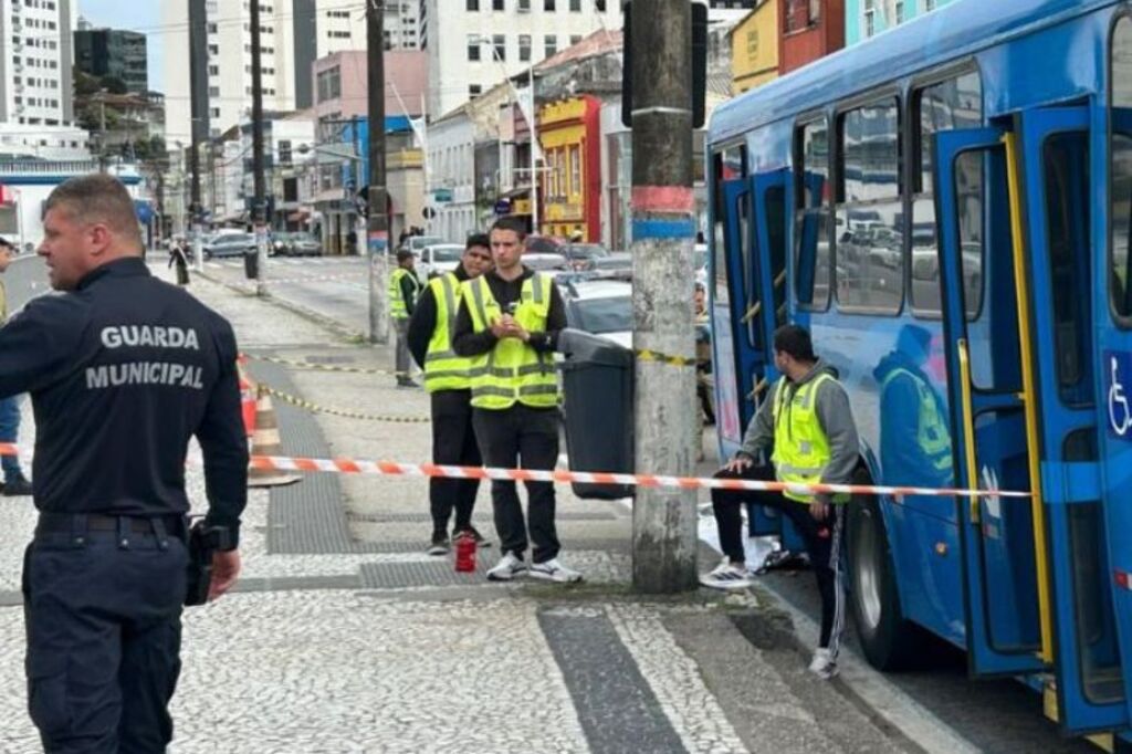 Idosa de 83 anos morre após ser atropelada por ônibus no Centro de Florianópolis