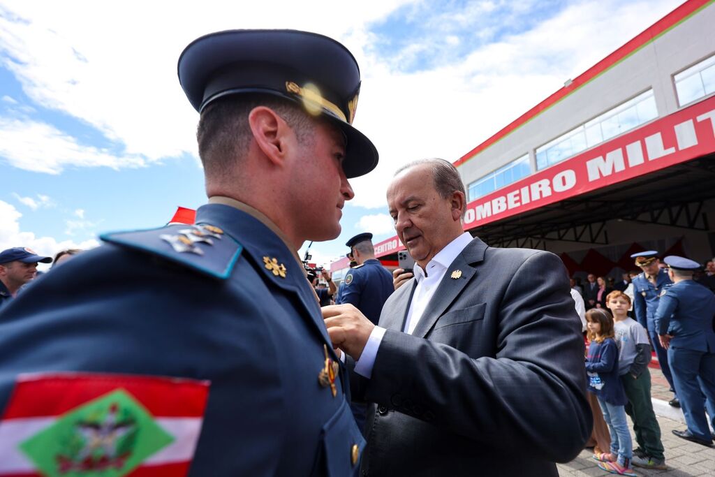 Corpo de Bombeiros Militar de SC comemora 99 anos com homenagens e formatura de oficiais