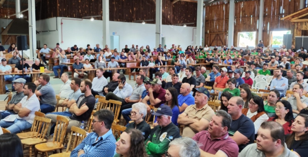 Seminário da cadeia do leite em São José do Cedro debate demandas do setor
