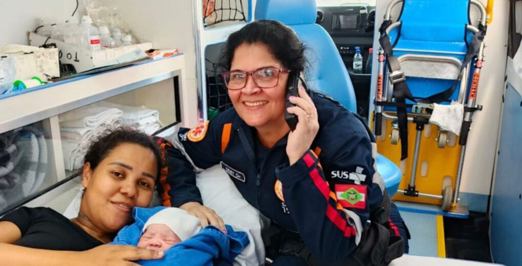 Equipe do SAMU municipal de Joinville realiza parto de emergência dentro de ambulância