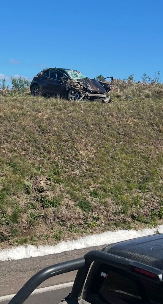 Capotamento deixa motorista ferida na BR-153, em Água Doce