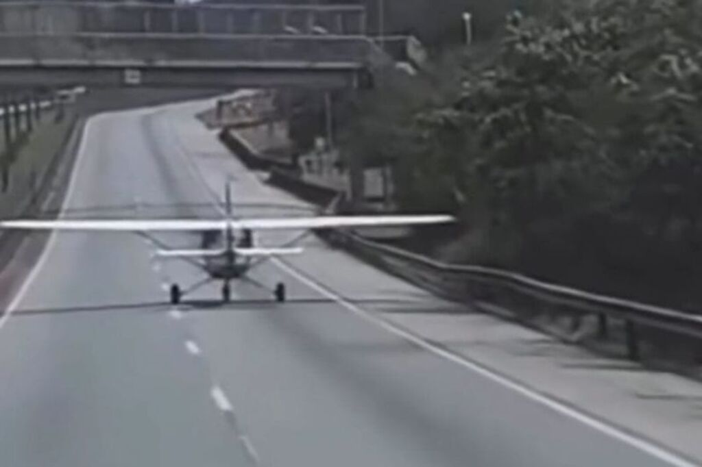 Vídeo mostra pouso de emergência de avião na rodovia Régis Bittencourt em SP