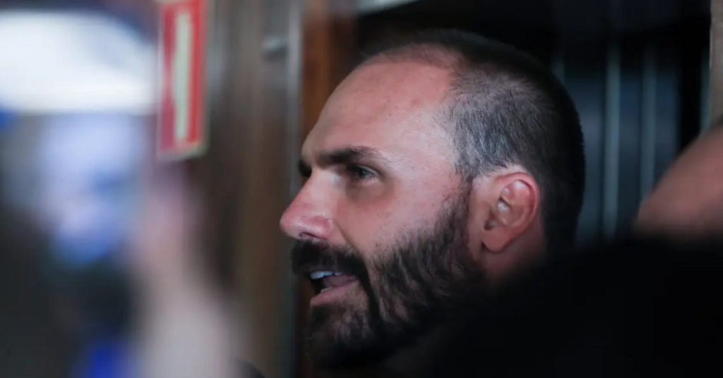 Eduardo Bolsonaro está nos EUA para “fugir da lei” e dificultar intimação, afirma Moraes