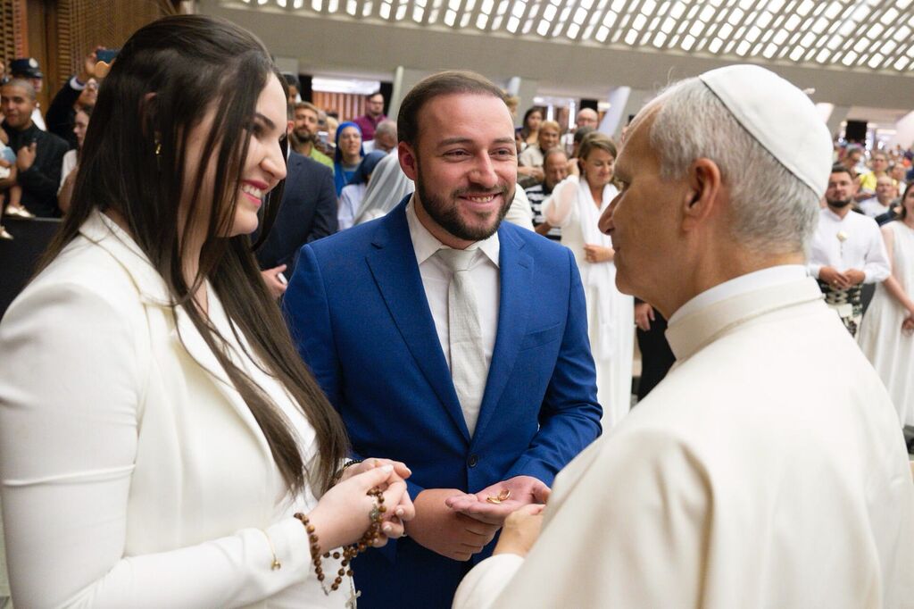Casal de Correia Pinto recebe bênção do Papa durante lua de mel no Vaticano