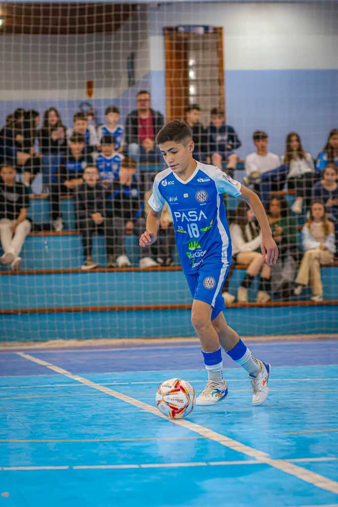 Jovem correia-pintense de 14 anos se destaca no futsal e sonha em ser profissional
