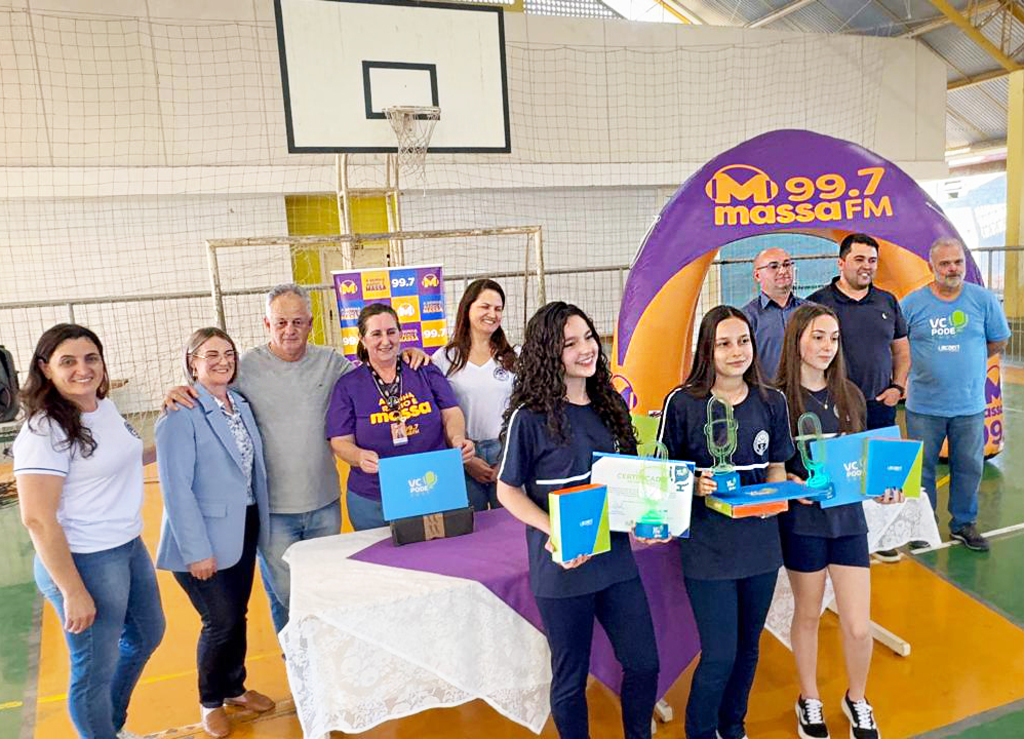 Aldo Azevedo / jor4nalista de formação - Foto legenda: As alunas Ana Beatriz Brandini, Eloisa Zanol Demin e Victoria Cerino da Silva, autoridades e lideranças na Escola de Educação Básica Belisário Pena/ Capinzal e a Emissora: Massa FM/ Capinzal.