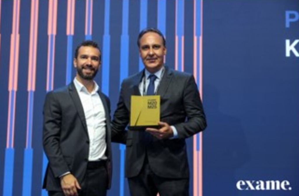  - Lucas Amorim, diretor de redação da Exame, entrega troféu para Alexandre Nicolini, diretor de Celulose da Klabin, que representou a Companhia na premiação