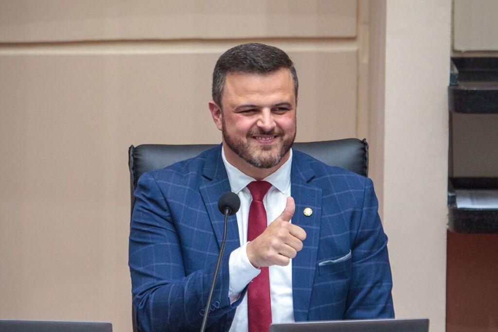 Lucas Neves doa mais de R$3 milhões a municípios catarinenses