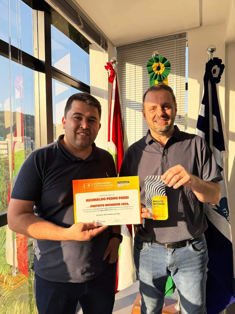 Prefeito de Capinzal recebe título de Prefeito Inovador 2025 em congresso estadual