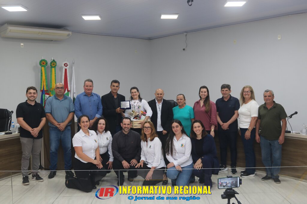 CÂMARA DE VEREADORES DE PRAIA GRANDE HOMENAGEIA A SERVIDORA VERÔNICA SCANDOLARA