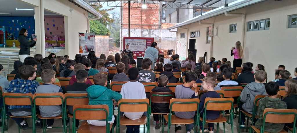 MÚSICO REALIZA APRESENTAÇÕES MUSICAIS FOLCLÓRICAS EM ESCOLAS DA REGIÃO