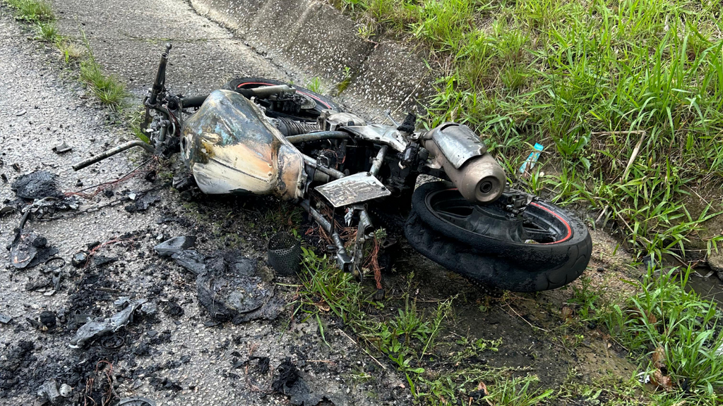Imagem divulgação - Motocicleta pega fogo após colisão na SC-437 em Imaruí; confira o vídeo