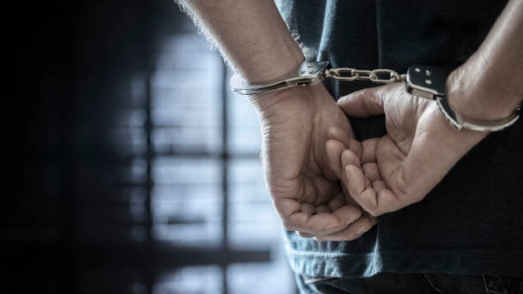 Imagem iStock - Homem é preso por tráfico de drogas no bairro Alto Arroio, em Imbituba