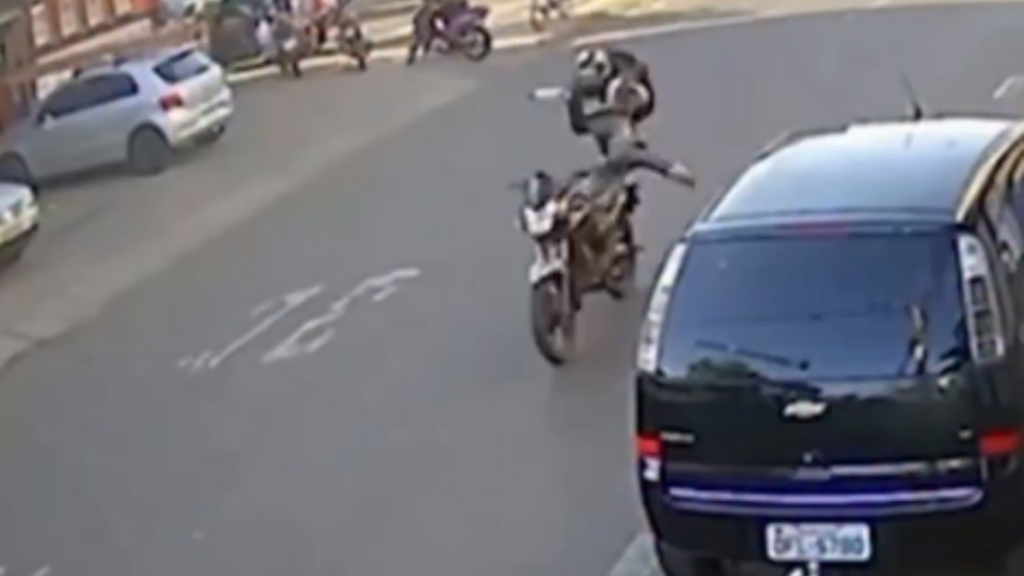 Homem invade contramão e atinge irmão com motocicleta