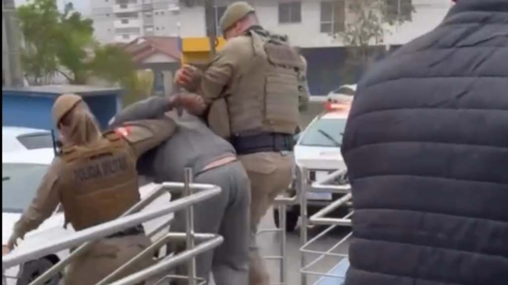 Imagem reprodução redes sociais - ATUALIZAÇÃO: Homem em surto invade prefeitura de Imbituba e ameaça servidores com tesoura