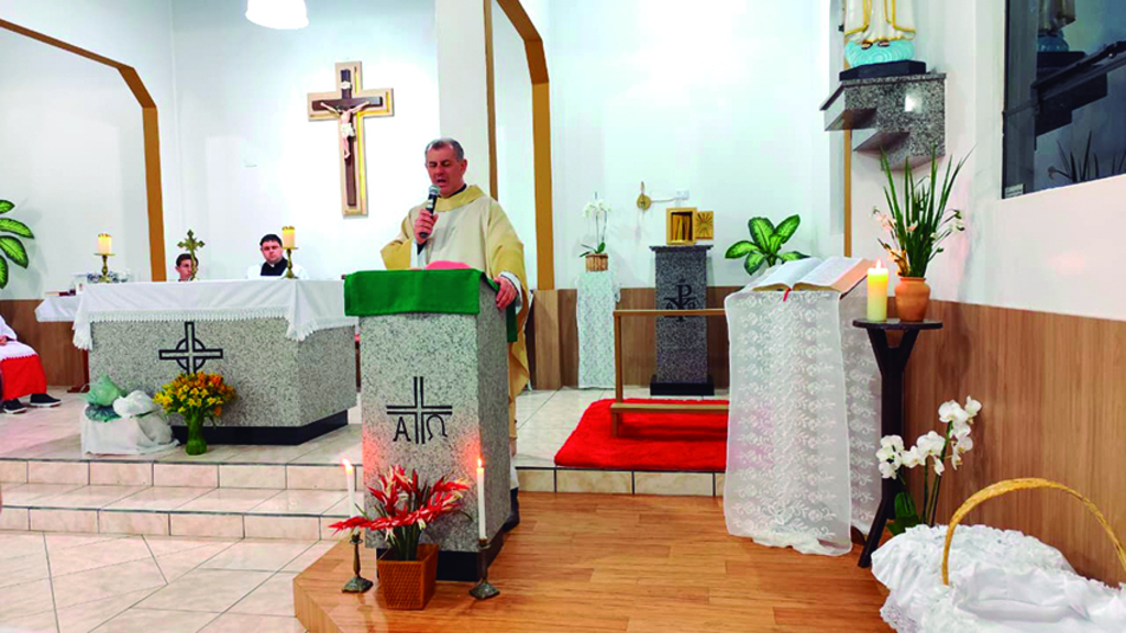  - A missa solene será presidida pelo Pároco de Maracajá, o padre José Aires de Souza Pereira.