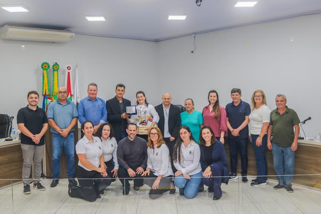 CÂMARA DE VEREADORES DE PRAIA GRANDE HOMENAGEIA  A SERVIDORA VERÔNICA SCANDOLARA