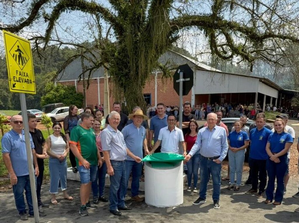 Governo Municipal celebra avanço histórico com asfaltamento rural e novas máquinas