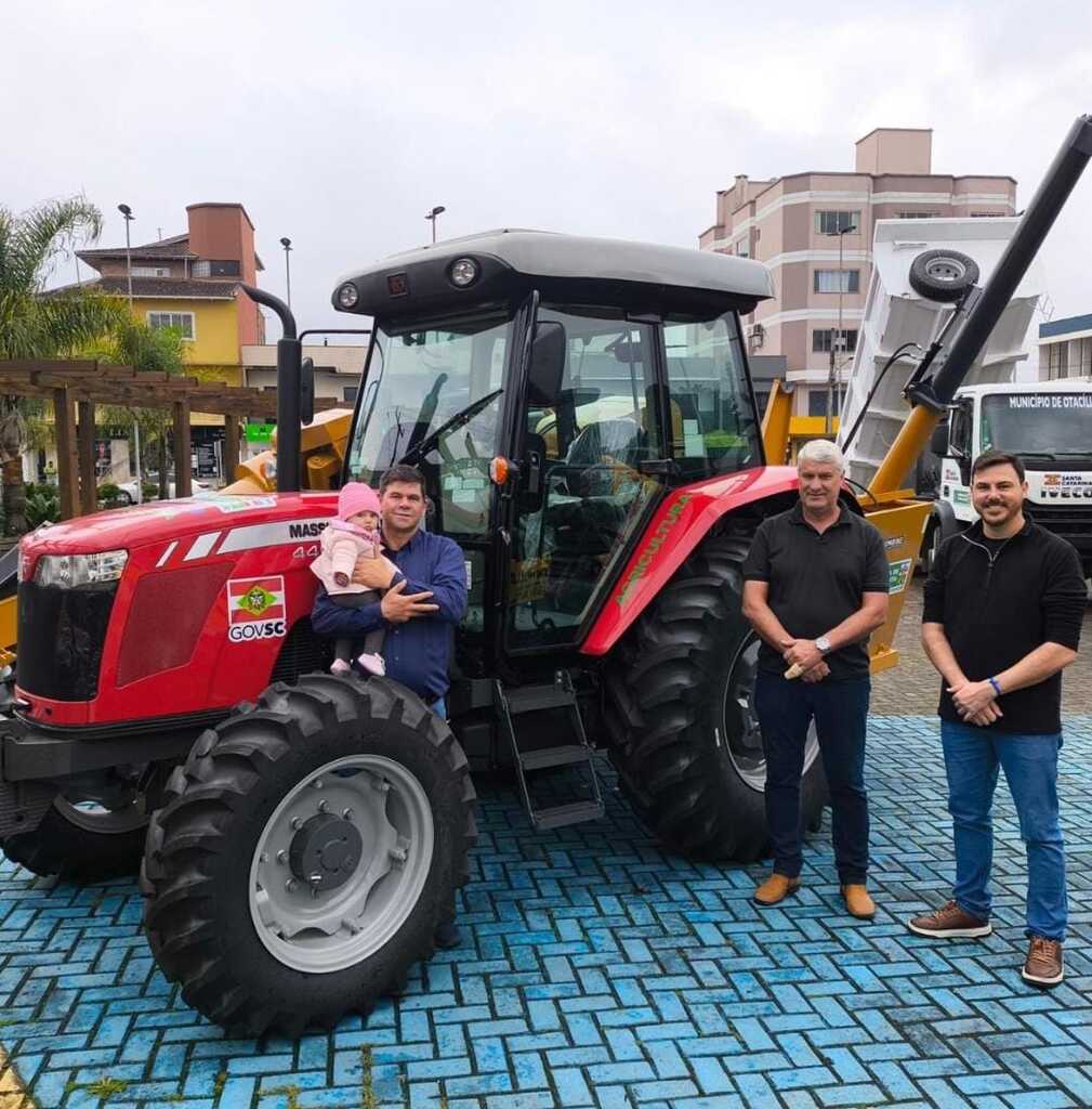 Otacílio Costa recebe novo trator agrícola para reforçar ações no campo