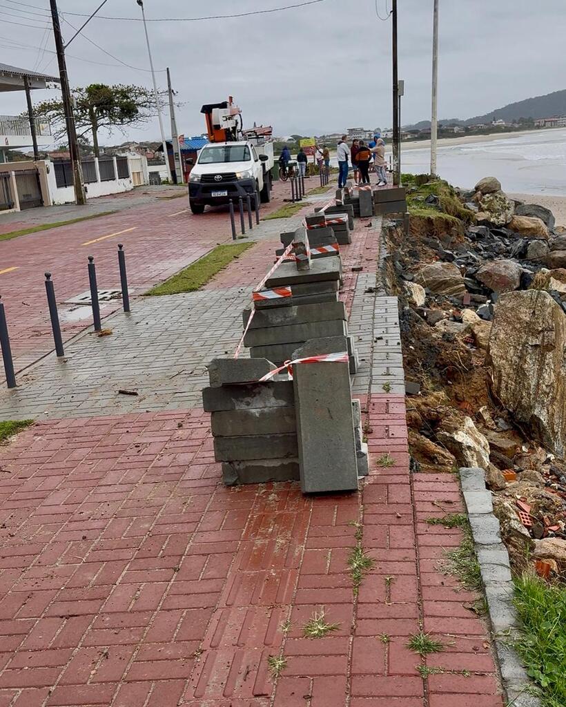 Parte da orla da Praia da Enseada é destruída após forte resseca em São Francisco do Sul