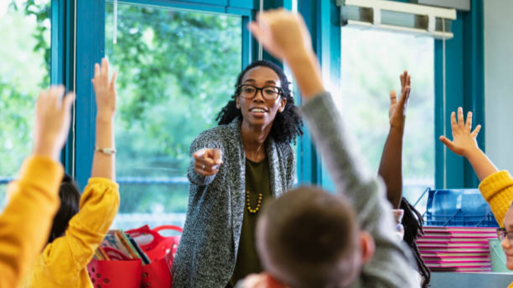 Imagem iStock - Professores brasileiros enfrentam mais desafios para manter a disciplina em sala, aponta pesquisa internacional