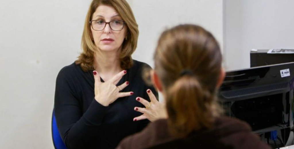 Atendimento em Libras no Cepat garante comunicação acessível à comunidade surda