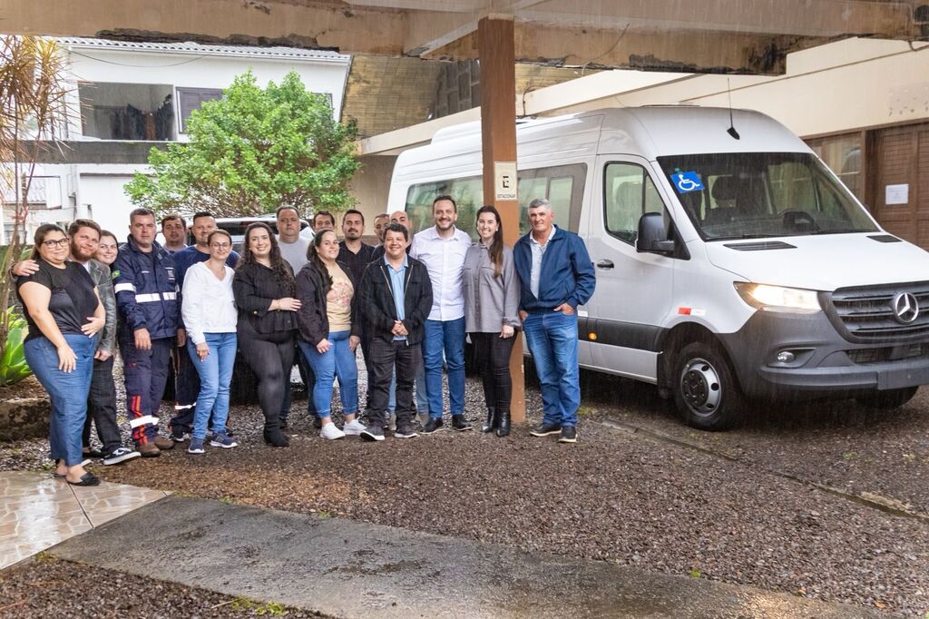 PRAIA GRANDE RECEBE NOVA VAN PARA O TRANSPORTE DE PACIENTES