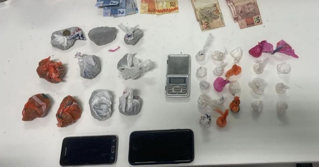 Jovem é preso por tráfico de drogas no Alto Vale; entorpecentes foram encontrados junto aos pertences
