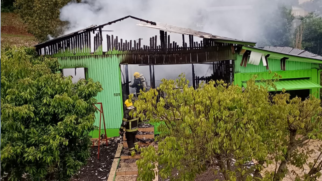 Incêndio destrói residência de madeira em Modelo; não houve vítimas